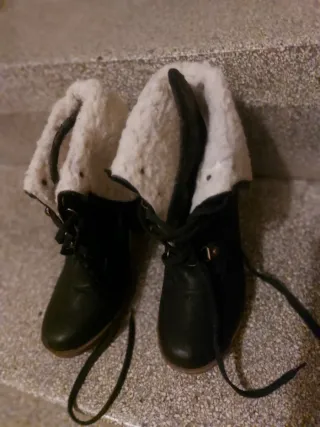 Botas negras con forro de borrego