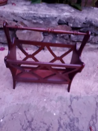 Revistero de madera oscuro, 44 d largo x 23 x 48 d