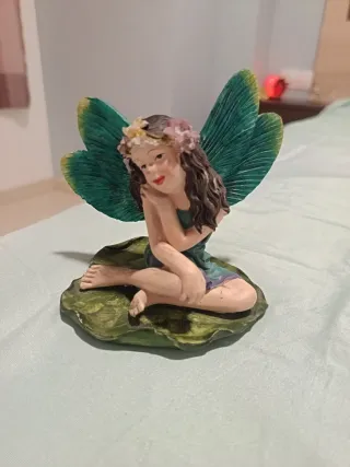 Figura de Hada Sentada en Hoja