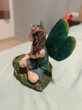 Figura de Hada Sentada en Hoja