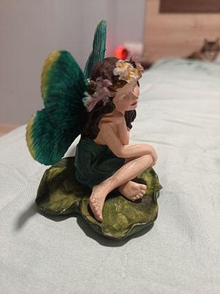 Figura de Hada Sentada en Hoja