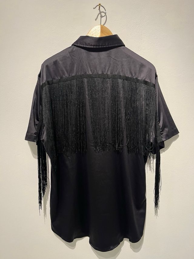 Camisa negra con flecos