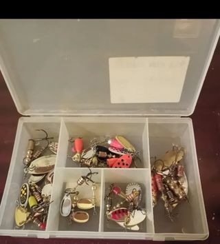 Caja de señuelos de pesca variados