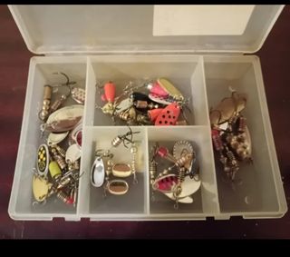 Caja de señuelos de pesca variados