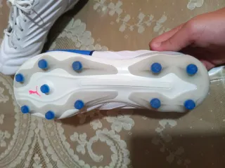 Botas de fútbol Puma blancas y azules