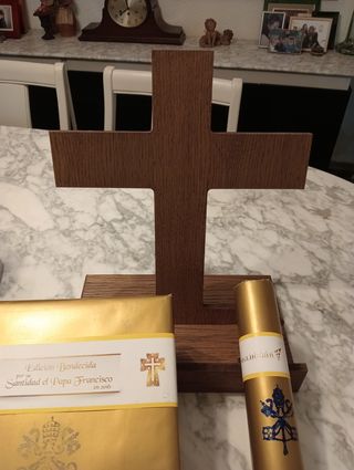 Biblia con pergamino y atril