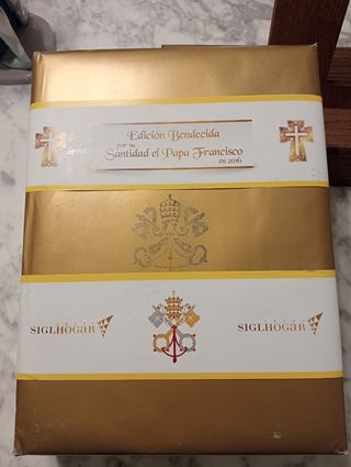 Biblia con pergamino y atril