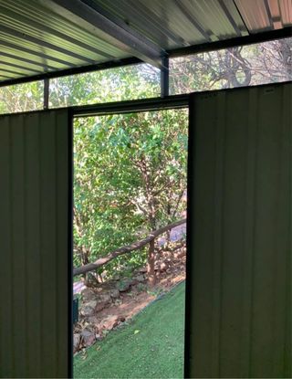 Caseta de jardín metálica y plástica