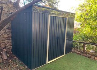 Caseta de jardín metálica y plástica
