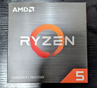 AMD Ryzen 5 5600X con disipador