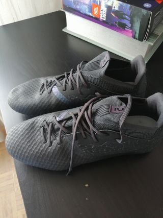 Botas de fútbol negras