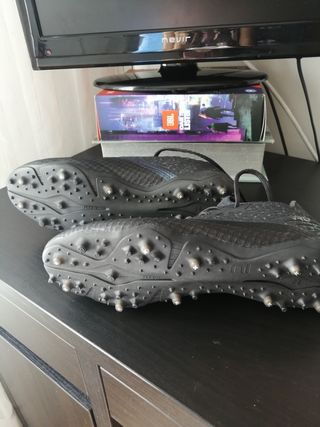 Botas de fútbol negras