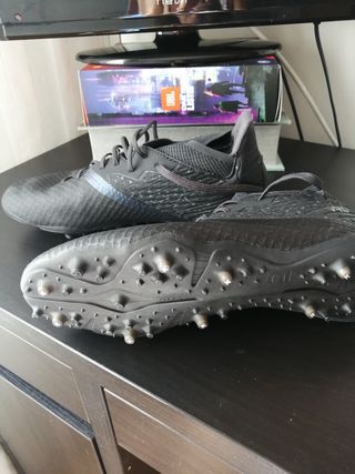 Botas de fútbol negras