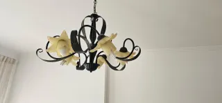 Candeeiro de teto preto e amarelo