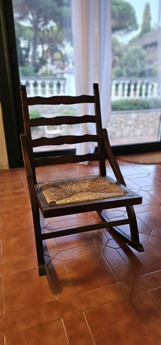 Sedia a dondolo in legno con seduta in carice vintage