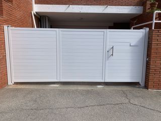 Puerta de hierro blanca