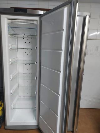 Congelador vertical AEG