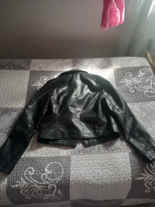 Cazadora efecto piel negra