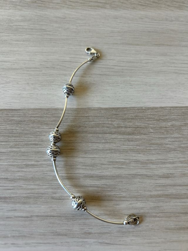 Pulsera plata con bolas grabadas