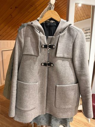 Elegante abrigo gris con capucha y pelo