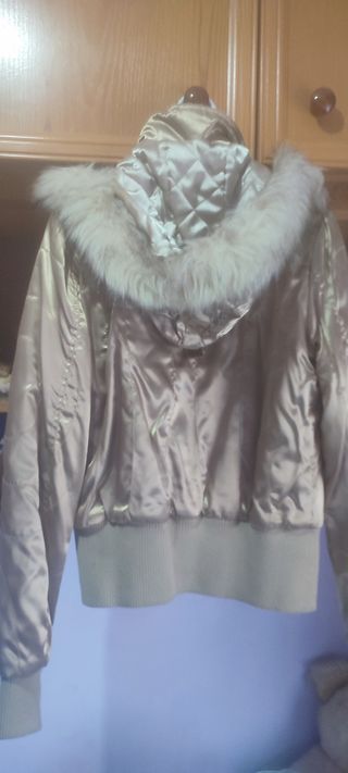 Bomber dorada mujer con capucha y pelo