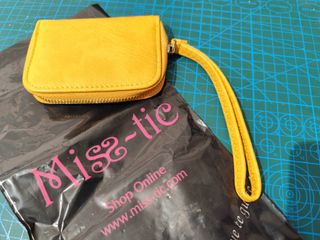 Cartera Monedero amarillo Miss-tic con asa