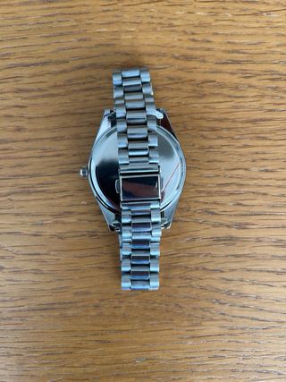 Reloj de pulsera plateado