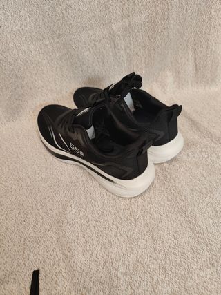 Zapatillas deportivas negras 
Talla 43 