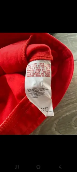 Chaqueta Puma Roja y Negra de los años 2000s 