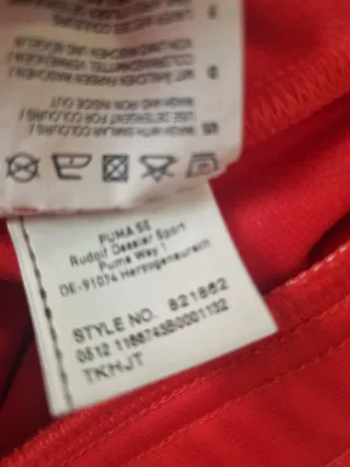 Chaqueta Puma Roja y Negra de los años 2000s 