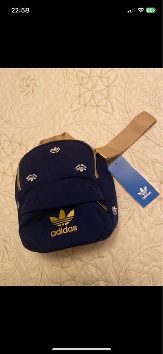 Mochila Adidas azul y dorada con estampado