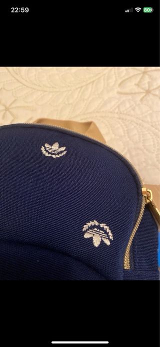 Mochila Adidas azul y dorada con estampado
