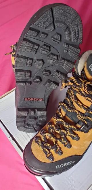 Botas de montaña Boreal amarillas y negras