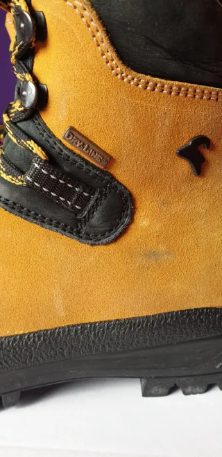 Botas de montaña Boreal amarillas y negras