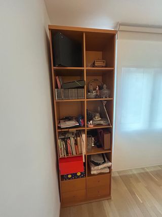 Estantería de madera con cajones