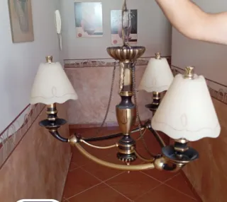 Lámpara de techo dorada y beige