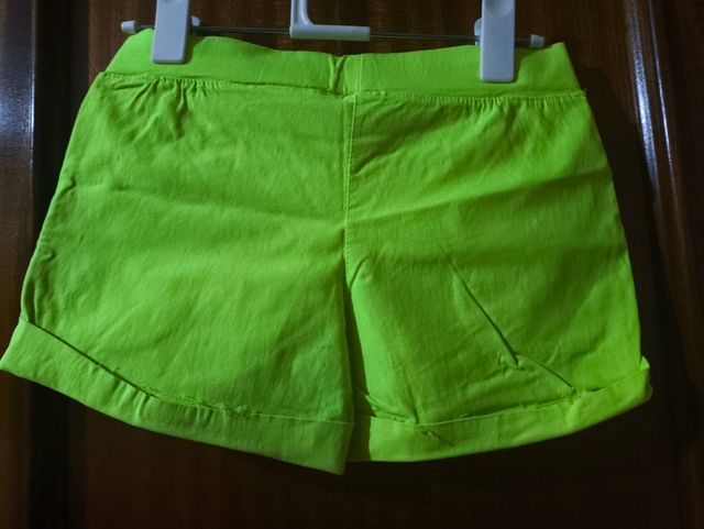 Pantalones cortos verdes con tachuelas