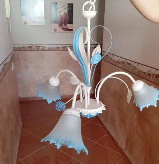 Lámpara colgante floral azul y blanco