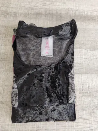 Precioso top de manga larga.