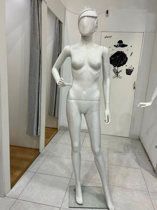 Maniquí femenino blanco para tienda