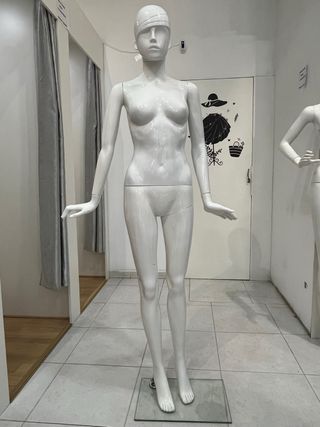 Maniquí femenino blanco para tienda