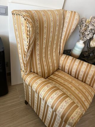 Sillón de tela con estampado floral