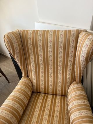 Sillón de tela con estampado floral