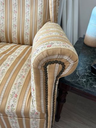 Sillón de tela con estampado floral