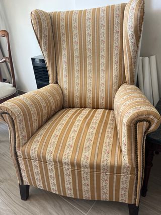 Sillón de tela con estampado floral