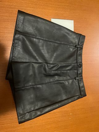 Falda pantalón cuero negra