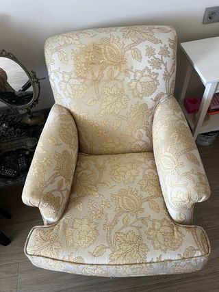 Sillón de tela beige y dorado