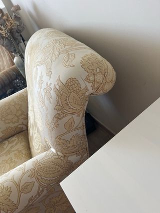 Sillón de tela beige y dorado