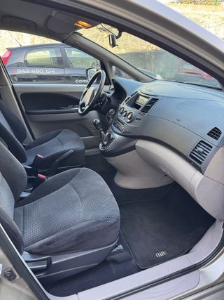 Mitsubishi Grandis 2006
