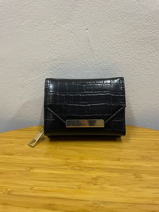 Monedero negro mujer con detalle dorado